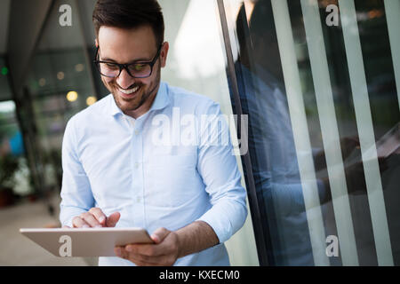 Ritratto di imprenditore in bicchieri azienda tablet Foto Stock