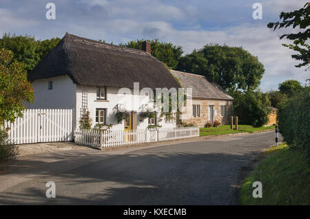 Un grazioso cottage con il tetto di paglia, Gunwalloe, Cornwall, Regno Unito - Giovanni Gollop Foto Stock