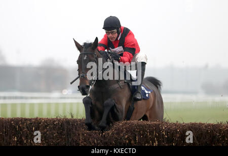 Rene della ragazza cavalcato da Harry Skelton saltare gli ultimi a vincere la scommessa del cielo dello Yorkshire vaso d'Argento" Mares Steeple Chase a Doncaster Racecourse. Foto Stock