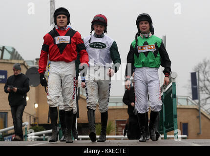 Jockeys (sinistra-destra) Harry Skelton, Richie McLernon ha e Robert Dunne a piedi la sfilata anello prima al cielo scommettere Yorkshire vaso d'Argento" Mares Steeple Chase a Doncaster Racecourse. Foto Stock