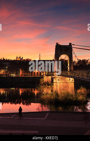 Lluminated Passerelle du College oltre il fiume Rodano a Lione, Francia, durante il crepuscolo. Foto Stock