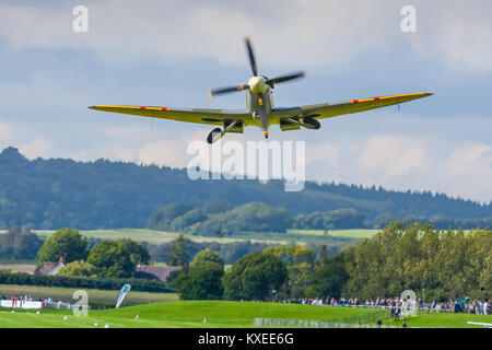 Spitfire prendendo il largo a Goodwood 2015, West Sussex, Regno Unito Foto Stock