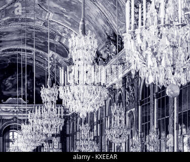 Soffitto e lampadari (Lustre) nella Sala degli Specchi, Chateau de Versailles, Francia Foto Stock