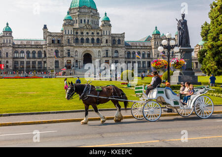 Carrozza a cavalli in Victoria conosciuta come la città giardino sull'Isola di Vancouver in British Columbia, Canada Foto Stock