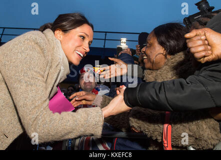 Meghan Markle incontra i membri del pubblico a seguito di una visita alla gioventù orientate verso la stazione radio, Reprezent FM, in Brixton, Londra del sud per conoscere il suo lavoro sostenendo i giovani. Foto Stock