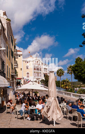 La gente seduta fuori ad un bar caffetteria in Mahon , Minorca , Isole Baleari , Spagna Foto Stock