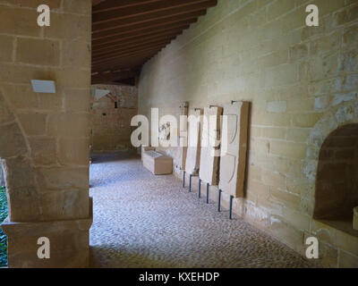 Questa fotografia mostra il chiostro del Castillo de los Calatravos a Alcañiz, Spagna. Mette in risalto i dettagli architettonici di questa storica fortezza, riflettendo il suo design medievale. Foto Stock