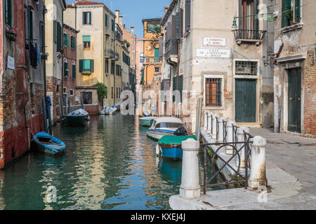 Un piccolo canale in Veneto, Venezia, Italia, Europa Foto Stock