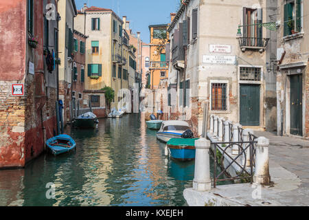 Un piccolo canale in Veneto, Venezia, Italia, Europa Foto Stock