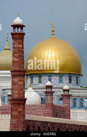 Modelli in scala o repliche della Cupola della roccia di Gerusalemme e la Moschea Badshahi, Lahore, al patrimonio islamico Theme Park, Kuala Terengganu, Malaysia Foto Stock