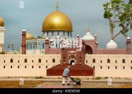 Modelli in scala o repliche della Cupola della roccia di Gerusalemme e la Moschea Badshahi, Lahore, al patrimonio islamico Theme Park, Kuala Terengganu, Malaysia Foto Stock