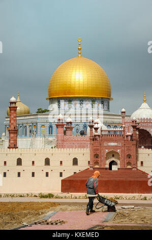 Modelli in scala o repliche della Cupola della roccia di Gerusalemme e la Moschea Badshahi, Lahore, al patrimonio islamico Theme Park, Kuala Terengganu, Malaysia Foto Stock