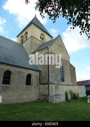 La fotografia raffigura l'Église Sainte-Catherine nel comune di Alland'Huy-et-Sausseuil nel dipartimento delle Ardenne, con la sua navata, le finestre ad arco a punta, la costruzione in pietra e la modesta torre parrocchiale in un paesaggio rurale. Foto Stock