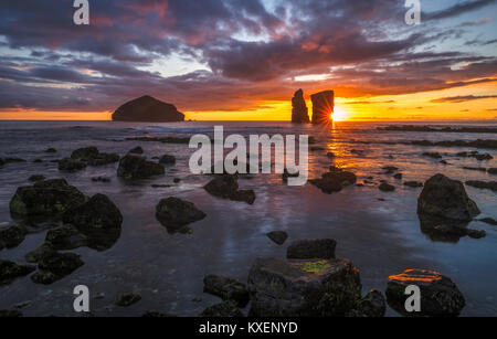 Tramonto dietro la formazione di roccia sulla spiaggia di Mosteiros sulla costa occidentale di Sao Miguel, Azzorre, Portogallo Foto Stock