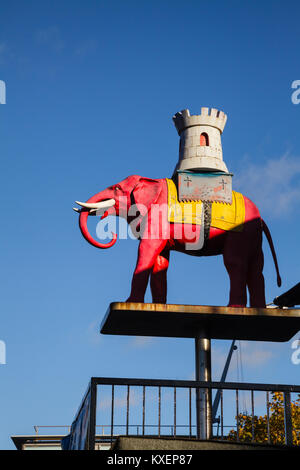 LONDON, Regno Unito - 03 novembre 2012: la statua raffigurante il nome di Elephant & Castle vicino a London il tubo di ingresso in stazione Foto Stock