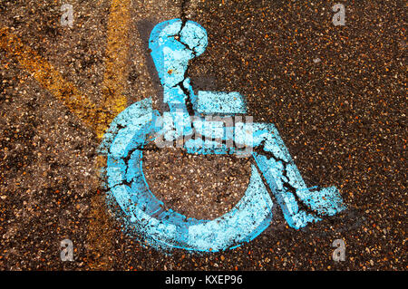 Accesso portatori di handicap su strappato il catrame sui disabili parcheggio,USA Foto Stock