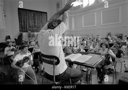 Ritratto di Elmer Bernstein che conduce la prova RPO Royal Philharmonic Orchestra Londra 1970s 1976 UK HOMER SYKES Foto Stock