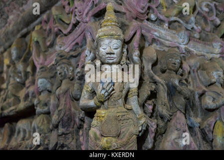 Sculture a parete all'interno Shitthaung Paya,Mrauk U,Birmania,Myanmar Foto Stock