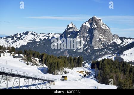 Cavo Schwyz-Stoos auto,la più ripida funicolare del mondo,posteriore di piccoli e grandi miti,Stoos,il cantone di Svitto,Svizzera Foto Stock