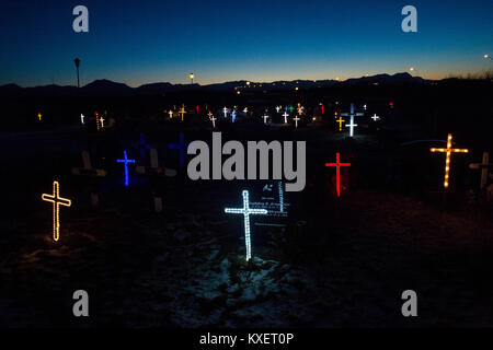 Cimitero illuminato in Islanda. Foto Stock