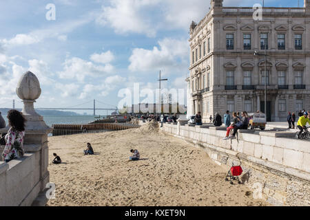 Piccola spiaggia di sabbia sul fiume Tagus da Praca do Comercio di Lisbona, Portogallo Foto Stock