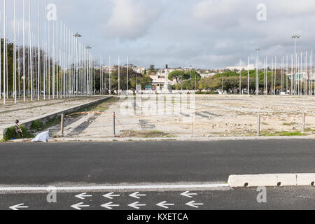 Trascurato grande quadrato su Av Brasilia in Portogallo con righe di bandiera poli e superficie di frantumazione Foto Stock