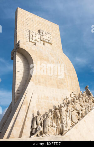 Il Padsrao dos Descobrimentos o un monumento ai navigatori su Avenue Brasilia a Lisbona, Portogallo Foto Stock