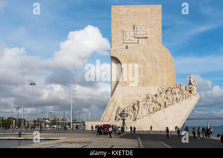 Il Padsrao dos Descobrimentos o un monumento ai navigatori su Avenue Brasilia a Lisbona, Portogallo Foto Stock