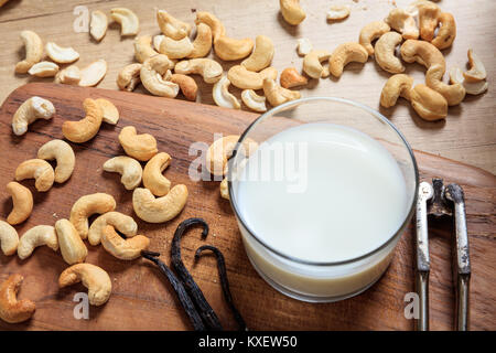 Vegan latte di anacardi su una superficie in legno Foto Stock