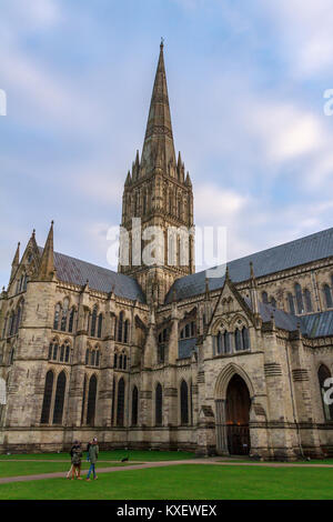 La Cattedrale di Salisbury e la casa di uno dei quattro restanti esemplificazioni dell'originale 1215 charter (Magna Charta Libertatum). Salisbury, Regno Unito Foto Stock