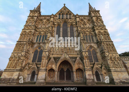 La Cattedrale di Salisbury e la casa di uno dei quattro restanti esemplificazioni dell'originale 1215 charter (Magna Charta Libertatum). Salisbury, Regno Unito Foto Stock