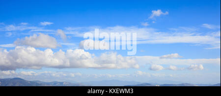 Inserzioni di Montagna e nubi sparse sul cielo azzurro sfondo, banner Foto Stock