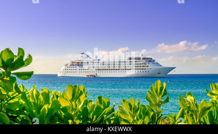 Grand Cayman, Isole Cayman, Silver Wind nave da crociera della Silversea azienda sul Mare dei Caraibi ormeggiata presso George Town port Foto Stock