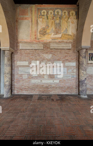 Un raro affresco bizantino a Roma raffigurante la Madonna con il Bambino e i Santi Pietro e Paolo, Saint Sabine e Saint Seraphia (7-8Th C) - Santa Sabina Foto Stock