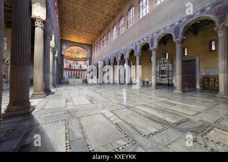 Basilica di Santa Sabina (422 d.C.), la più antica basilica ecclesiastica di Roma che conserva la sua pianta rettangolare colonnata con abside Foto Stock