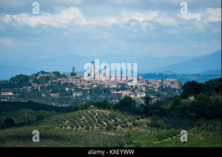 Il centro storico di San Gimignano elencati di patrimonio mondiale dall UNESCO visto dalla distanza da Castel San Gimignano, Toscana, Italia. 6 agosto 2016 © Woj Foto Stock