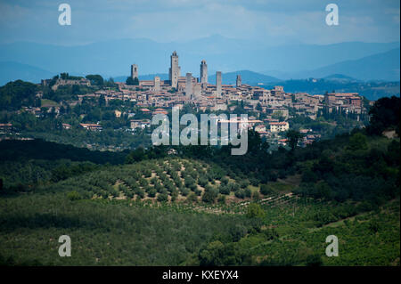 Il centro storico di San Gimignano elencati di patrimonio mondiale dall UNESCO visto dalla distanza da Castel San Gimignano, Toscana, Italia. 6 agosto 2016 © Woj Foto Stock