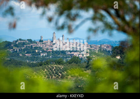 Il centro storico di San Gimignano elencati di patrimonio mondiale dall UNESCO visto dalla distanza da Castel San Gimignano, Toscana, Italia. 6 agosto 2016 © Woj Foto Stock