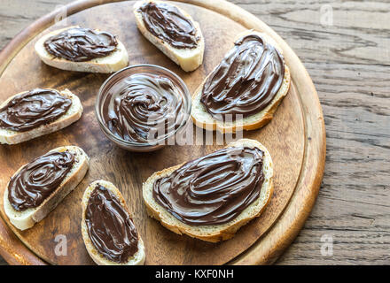 Fette di baguette con crema al cioccolato Foto Stock