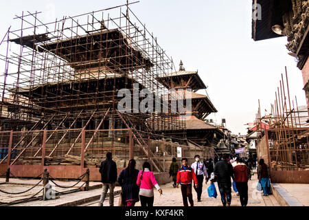 La ricostruzione di un tempio (dopo il terremoto 2015) in Patan Durbar Square Foto Stock