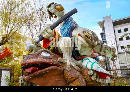 Matsumoto, Giappone - 21 Novembre 2015: rane samurai statua a Nawate Dori Street a Matsumoto City si trova vicino al castello di Matsumoto è uno dei Matsumoto Foto Stock