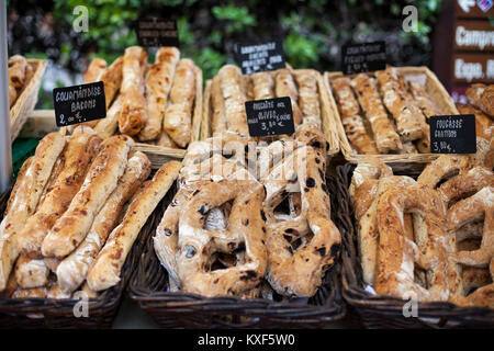 Pane fresco la selezione nel mercato degli agricoltori in Provenza, Francia. Foto Stock