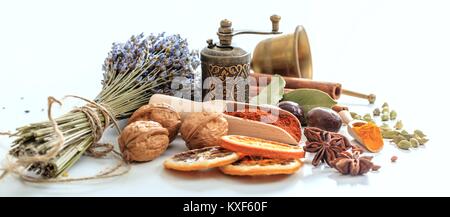 Composizione di spezie con un mazzetto di lavanda su sfondo bianco Foto Stock