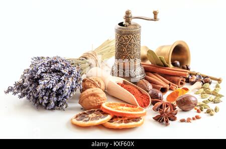 Composizione di spezie con un mazzetto di lavanda su sfondo bianco Foto Stock