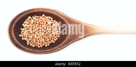 Materie del grano saraceno in un cucchiaio di legno su sfondo bianco Foto Stock