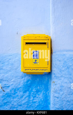 Chefchaouen, Marocco - 8 dicembre: giallo casella di posta elettronica del marocchino post sulla parete blu di Chefchaouen. Dicembre 2016 Foto Stock