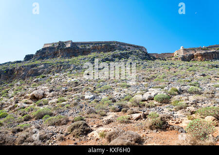 Vecchia Fortezza sulla cima di una montagna sulla isola di Creta. La Grecia in una giornata di sole. Foto Stock