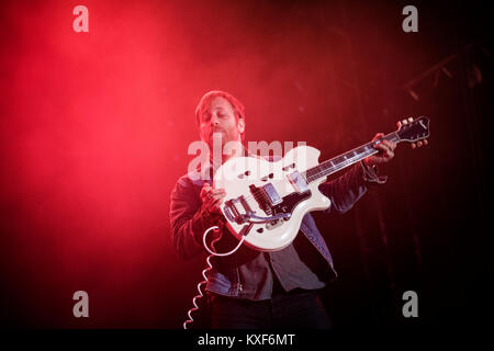 La American rock band i tasti neri esegue un concerto dal vivo presso il Danish music festival Northside 2015 di Aarhus. Qui il cantante e chitarrista Dan Auerbach è raffigurato dal vivo sul palco. Danimarca, 14/06 2015. Foto Stock