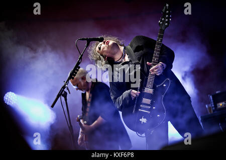 Lead Singer Robert Smith indossa la sua tradizionale fino a un concerto dal vivo con la band inglese la cura che ha suonato in occasione della fase di arancione al festival danese Roskilde Festival 2012. Danimarca 05.07 2013. Foto Stock