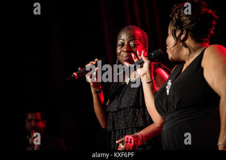 Il soul americano il duo Dapettes consiste di Saundra Williams e Starr Duncan e qui esegue un concerto presso la Vega dove i due cantanti erano sottoposti a backup da Dap-Kings come un warm up concerto per Sharon Jones. Danimarca 20/05 2014. Foto Stock